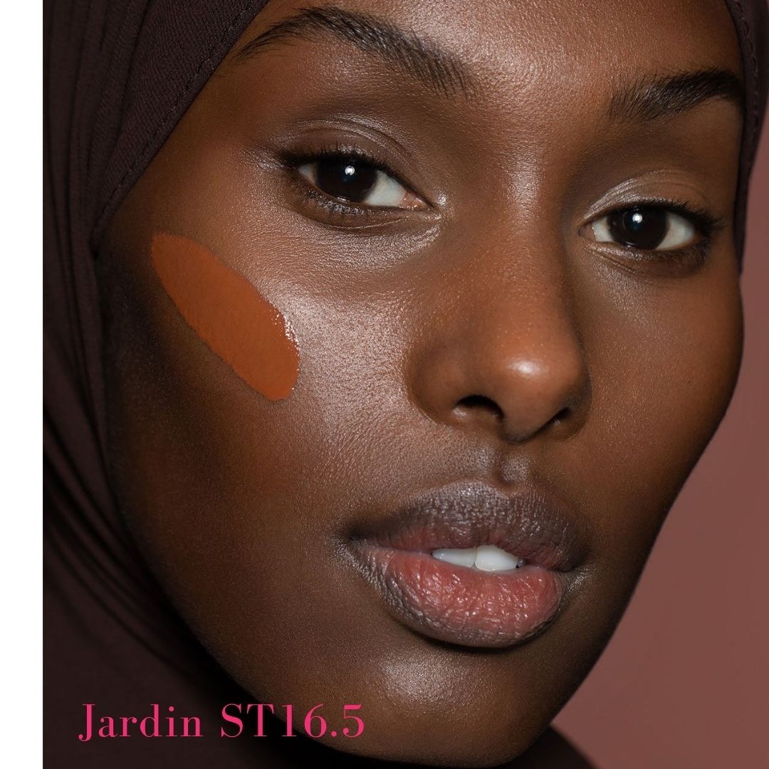 ILIA Super Serum Skin Tint SPF 40 - ST16.5 Jardin: (for dark-deep skin with golden undertones) on model - AILLEA